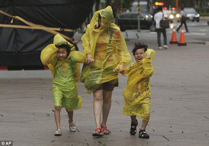 Супертайфун оставил без света более миллиона жителей Тайваня - ФОТО - ВИДЕО