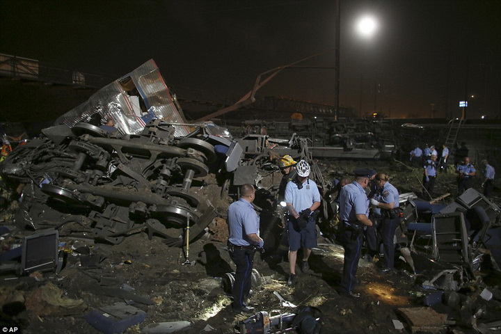 Американцы пережили ужас при крушении поезда - ОБНОВЛЕНО - ФОТО