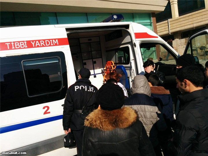 Bakı metrosunda xoşagəlməz hadisə: gənc xanımı xəstəxanaya apardılar - FOTO