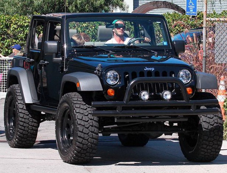 10 самых необычных автомобилей футболистов - ФОТО