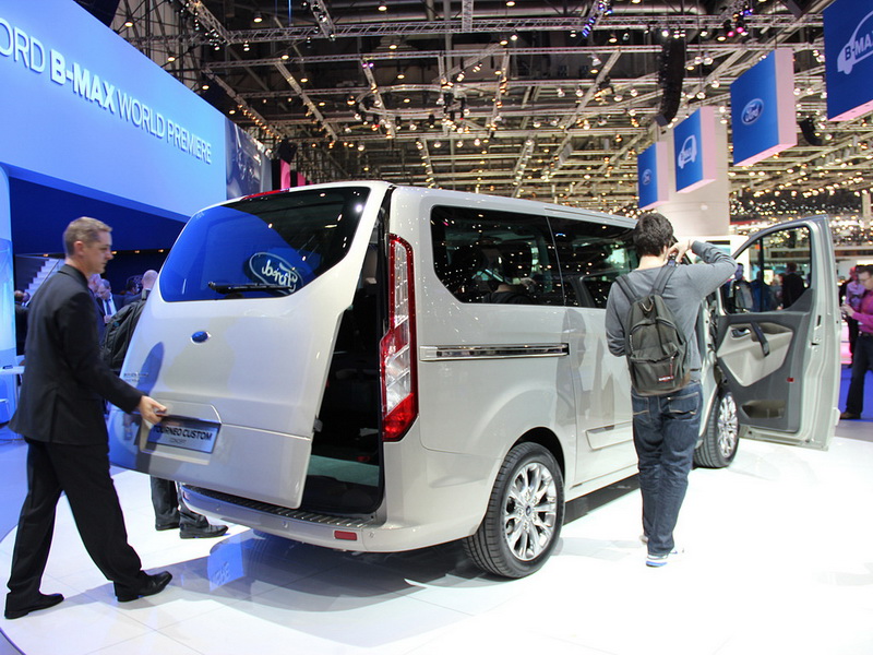 Ford покажет новый семейный фургон - ФОТОСЕССИЯ