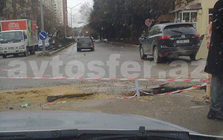Недобросовестные землекопы в Баку оставили на дороге "раскопки" - ФОТО