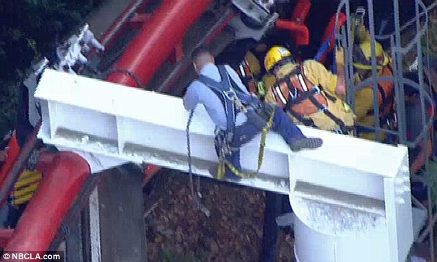 В США десятки людей застряли на американских горках - ОБНОВЛЕНО - ФОТО