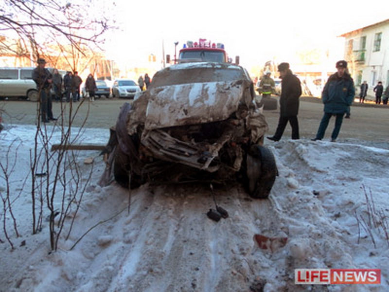 Студент покончил с собой, протаранив жилой дом на авто – ФОТО - ВИДЕО