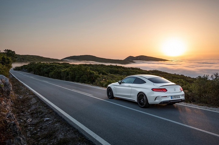 Представлено "горячее" купе Mercedes-Benz C-класса - ФОТОСЕССИЯ