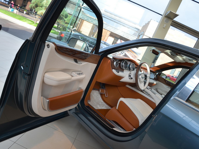 Новое имя для внедорожника Bentley нашли на Канарских островах - ФОТО