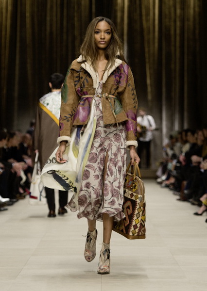 Burberry открыл второй магазин в Баку - ФОТО