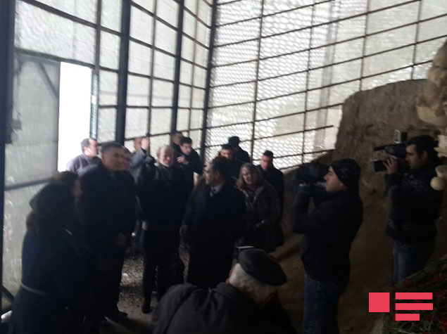 Французской делегации рассказали правду о массовом захоронении в Губе - ФОТО