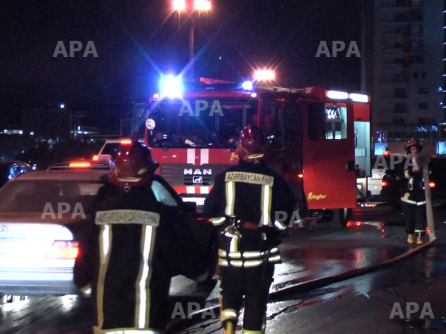 Paytaxtda "Mercedes" yandı, yolu bağladı - YENİLƏNİB - VİDEO - FOTO
