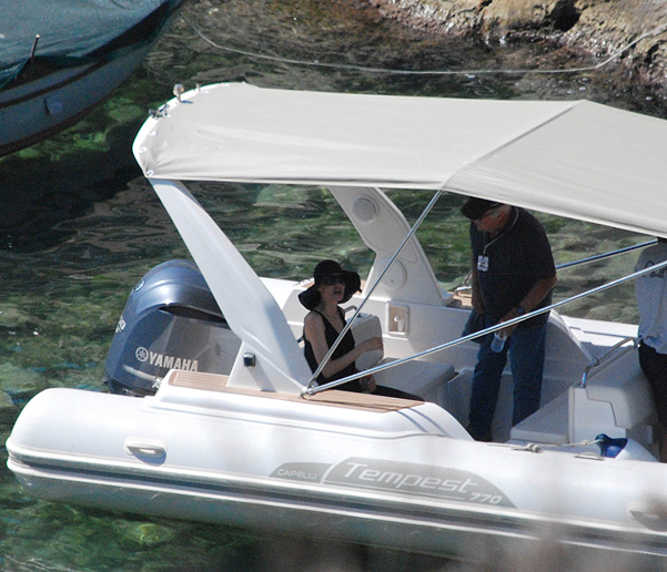 Папарацци впервые запечатлели Джоли после свадьбы - ФОТО