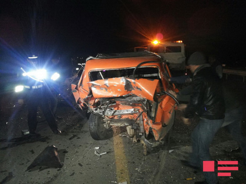 В Геранбое Hyundai врезался в припаркованный ВАЗ, 3 погибших - ОБНОВЛЕНО - ФОТО