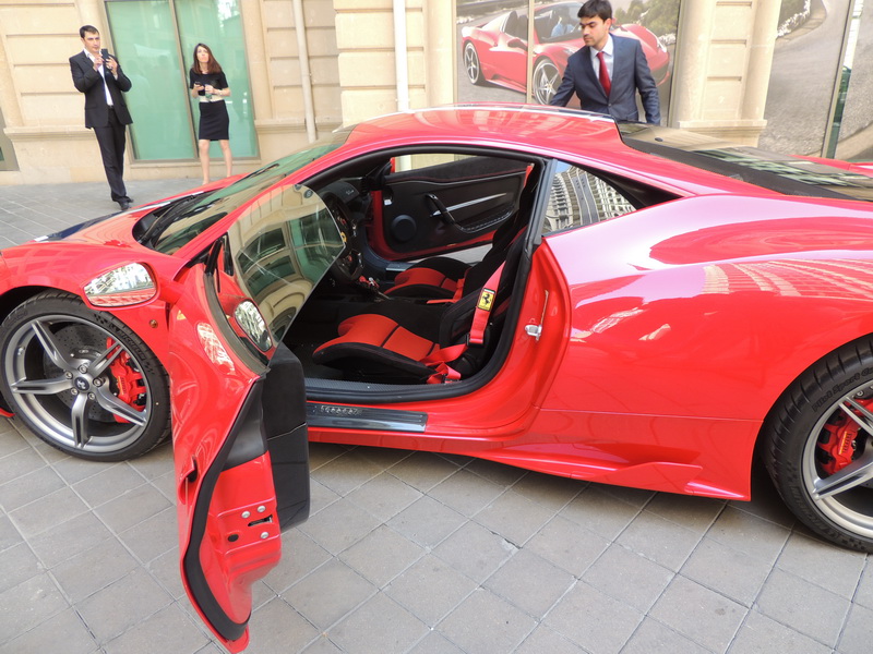 В Баку открылся первый автосалон и бутик Ferrari - ФОТО