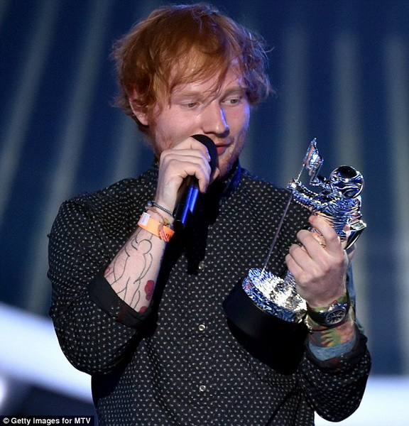 Конфузы, яркие шоу и победители церемонии MTV - ФОТО