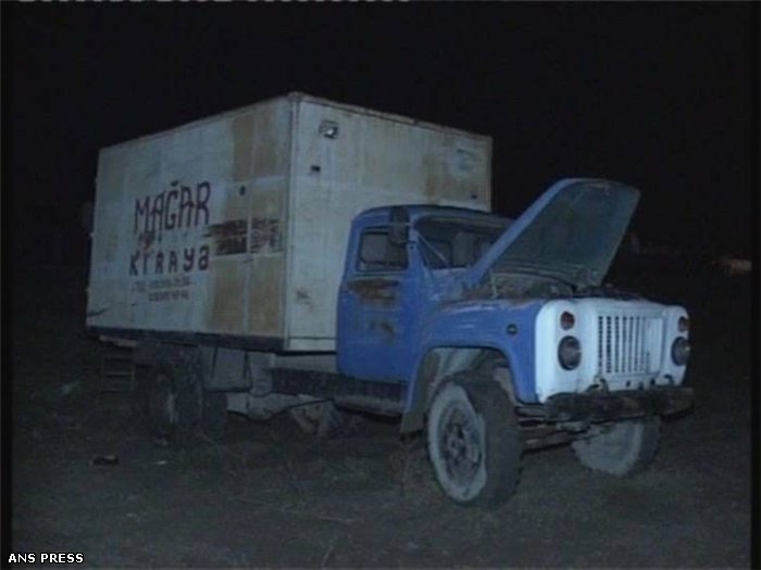 В Агдаме ГАЗ-24 врезался в людей, чинивших грузовик - ФОТО