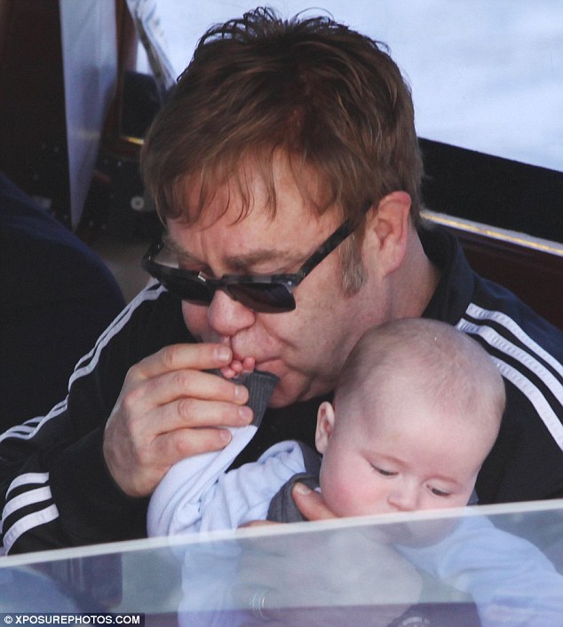 Элтон Джон провел незабываемый отдых с семьей - ФОТО