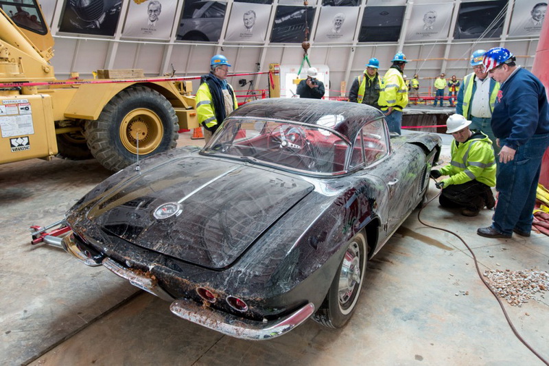 Как музейные “Шевроле” провалились под пол - ФОТОСЕССИЯ