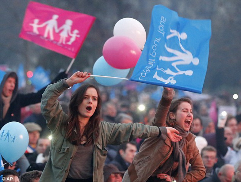 Семья "отец+отец+дети" взорвала Париж - ФОТО