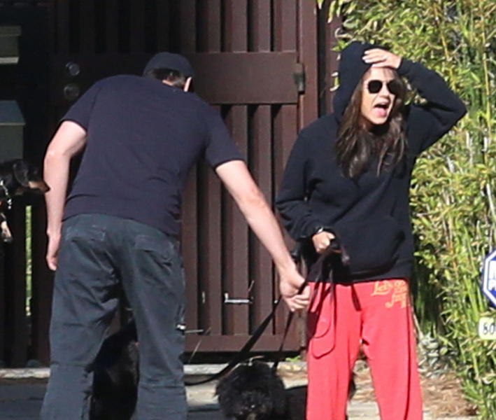 Папарацци довели беременную Милу Кунис до истерики - ФОТО