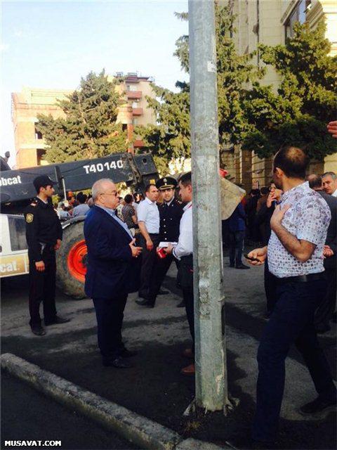 Hacıbala Abutalıbov yanan binaya baş çəkdi - FOTO