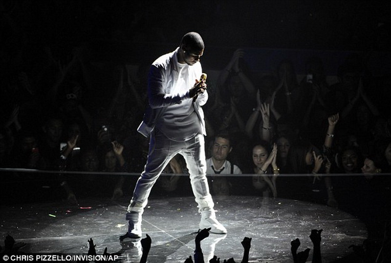 Конфузы, яркие шоу и победители церемонии MTV - ФОТО