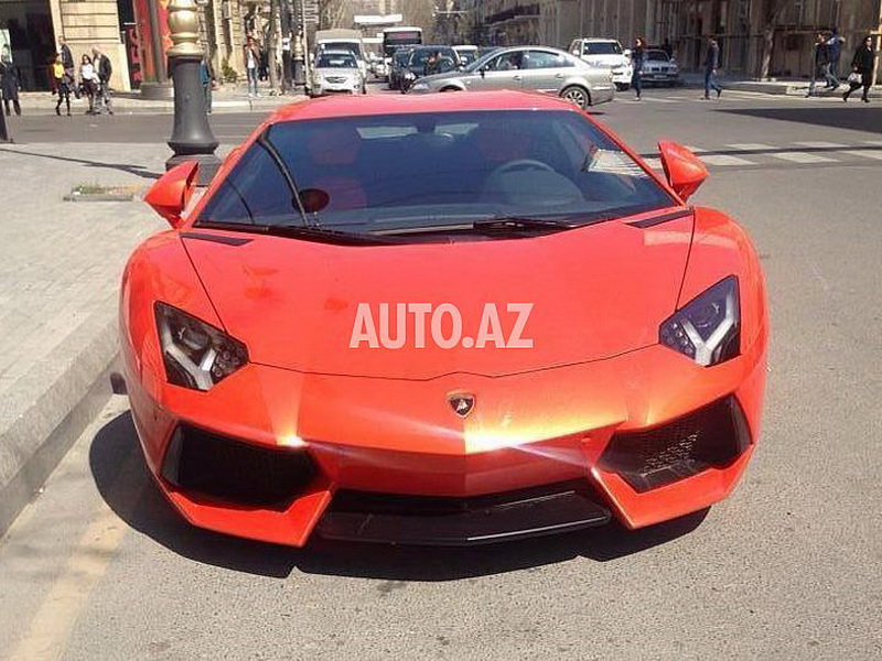 "Lamborghini" разъезжает по улицам Баку без номерных знаков - ФОТО