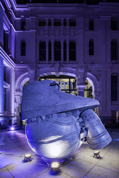 "Картинная галерея" Day.Az: Скульптура из кроссовок и баскетбольного мяча - ФОТО