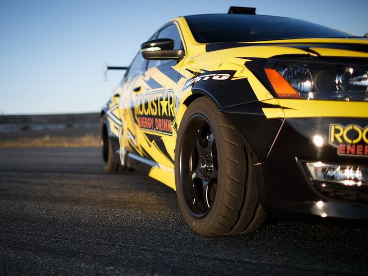 Ведущий Top Gear построил себе 900-сильный VW Passat для дрифта - ФОТО