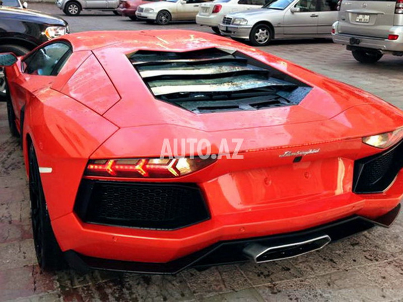 "Lamborghini" разъезжает по улицам Баку без номерных знаков - ФОТО