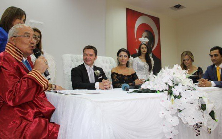 Toyunda qara gəlinlik geyindi - FOTOLAR