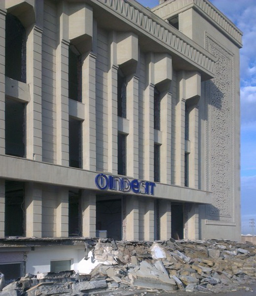 В Баку сносится многоэтажное здание - ФОТО