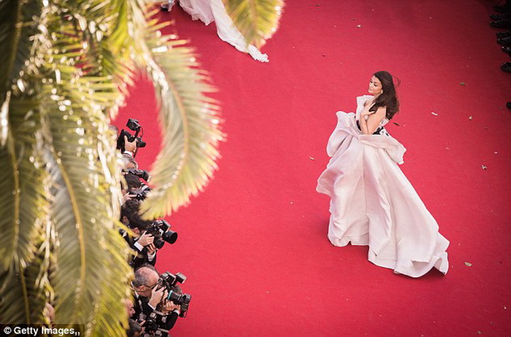 Айшвария Рай в потрясающем образе на премьере в Каннах - ФОТО