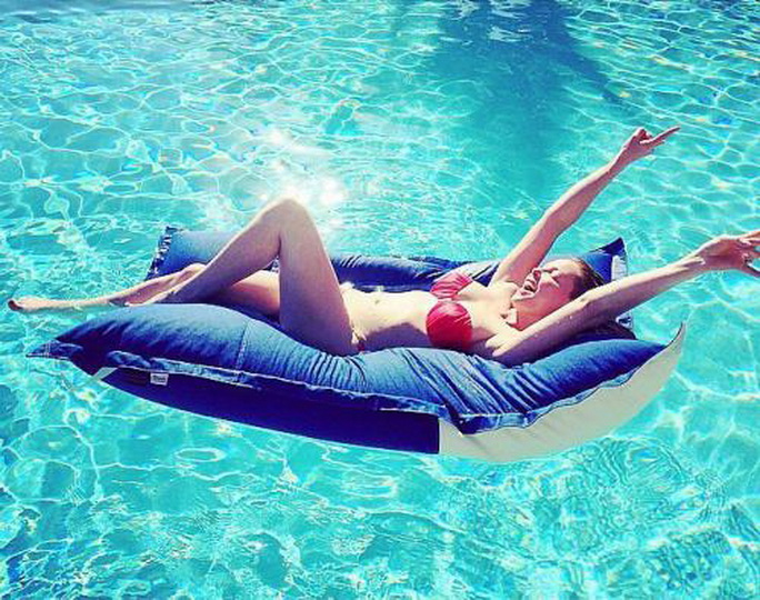 Жаркие фото звезд в купальниках - ФОТО