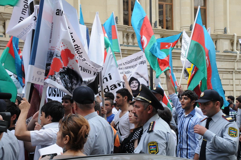 Перед посольством Ирана в Баку прошла акция протеста - ОБНОВЛЕНО - ФОТО