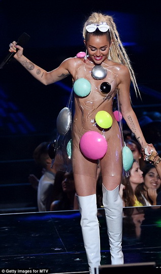 Майли Сайрус пришла на церемонию MTV абсолютно голой - ФОТО
