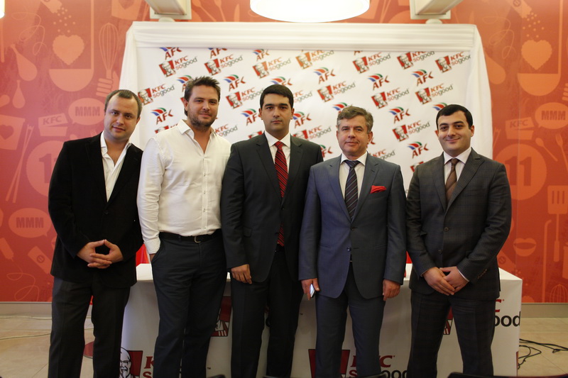 В Баку открылся самый большой в мире ресторан KFC - ФОТО