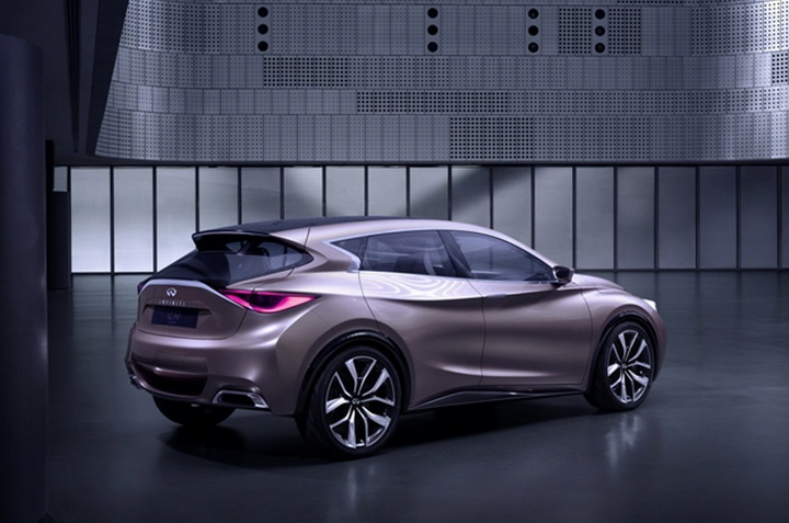Infiniti Q30 получит оригинальный интерьер - ФОТО