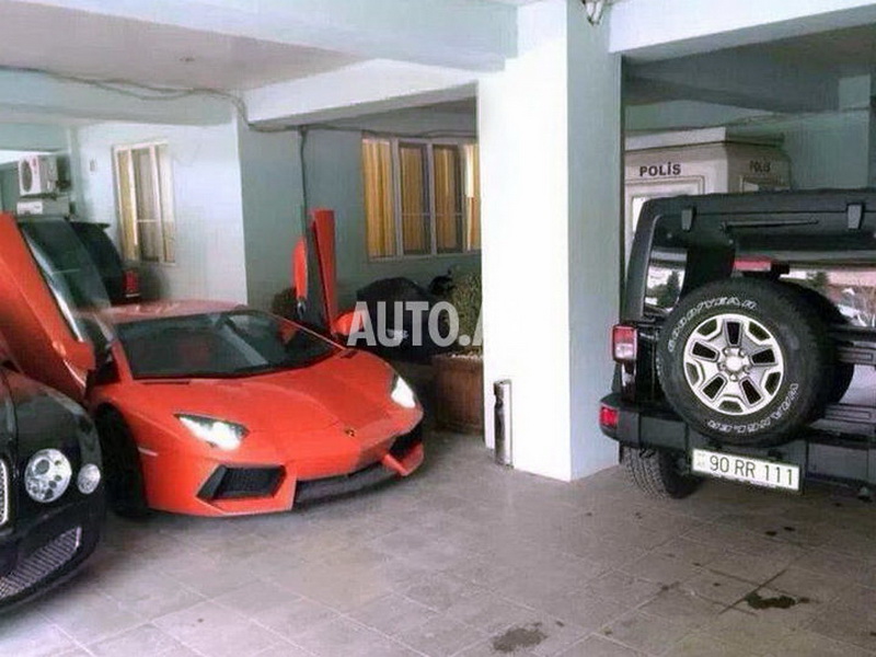 "Lamborghini" разъезжает по улицам Баку без номерных знаков - ФОТО