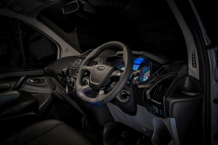 Ford построил "раллийный" автобус - ФОТО