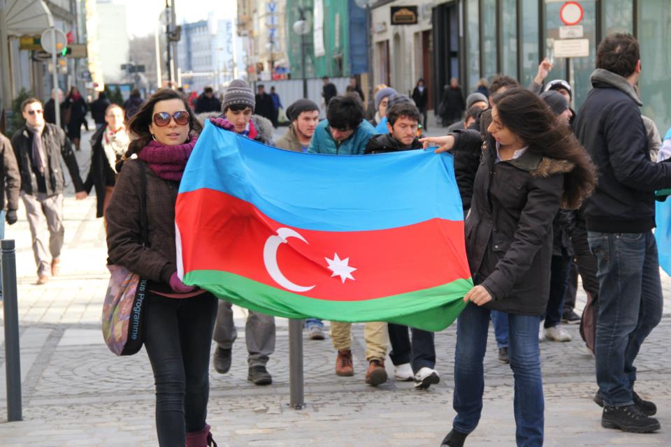 Азербайджанские студенты в Польше провели шествие в память о геноциде Ходжалы - ФОТО
