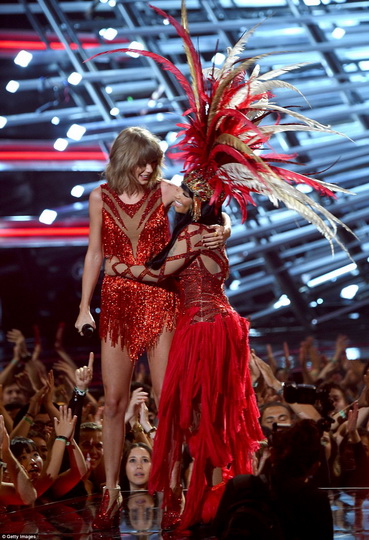 Тейлор Свифт и Никки Минаж устроили грандиозное открытие MTV VMA - ФОТО