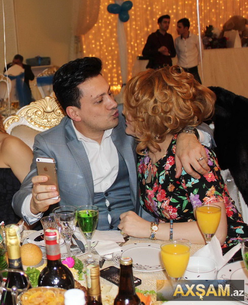 Azərbaycanlı müğənni aparıcı ilə ağız-ağıza - FOTO