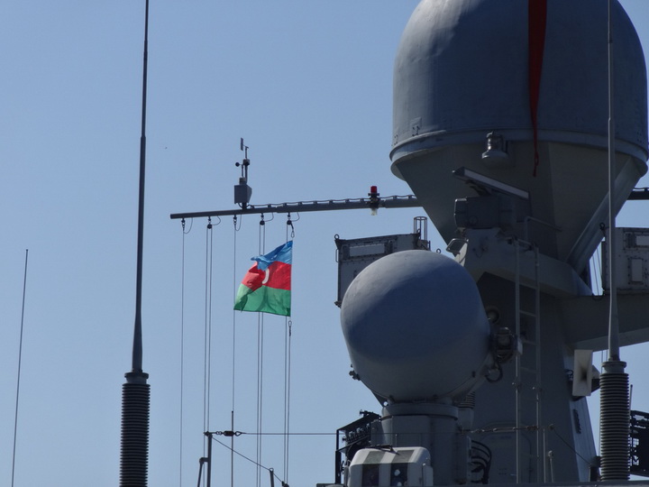 Российские военные корабли у причала Морского вокзала Баку - ФОТО