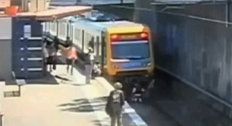 На волоске от смерти: пенсионер упал под поезд - ФОТО