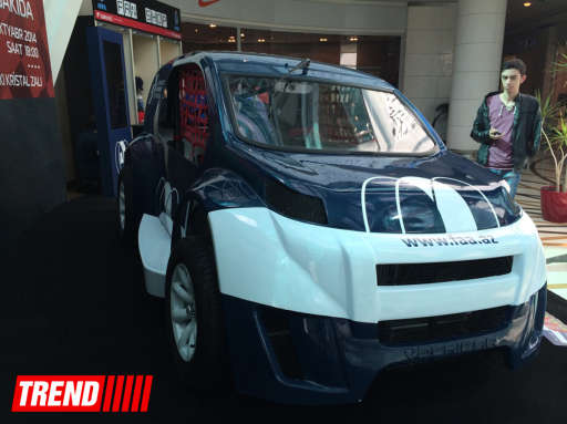 Автомобиль-участник соревнований "V1 Challenge Azerbaijan" выставлен в бакинском торговом центре - ФОТО