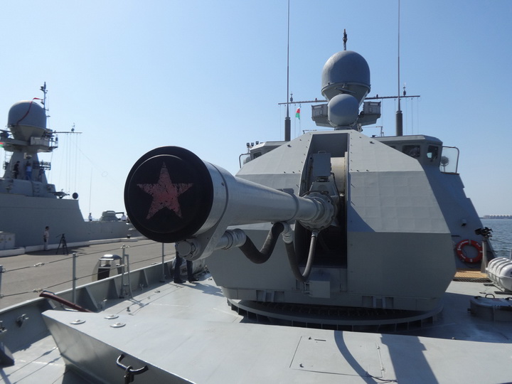 Российские военные корабли у причала Морского вокзала Баку - ФОТО