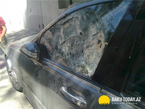 Müğənni İntizar Məmmədovun avtomobilindən oğurluq olub - FOTO