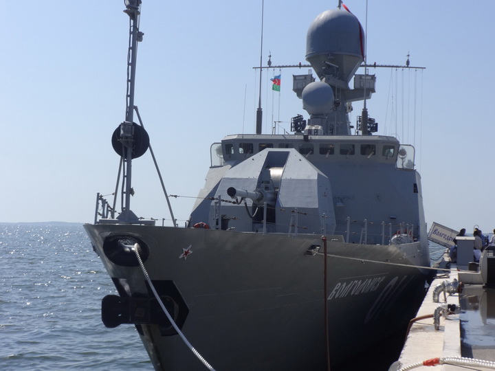 Российские военные корабли у причала Морского вокзала Баку - ФОТО