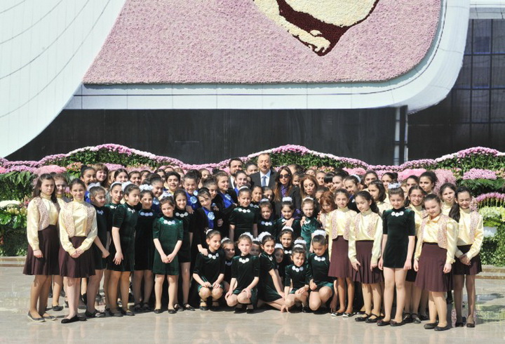 Президент Ильхам Алиев и его супруга Мехрибан Алиева приняли участие в Празднике цветов в Баку - ОБНОВЛЕНО - ФОТО - ВИДЕО