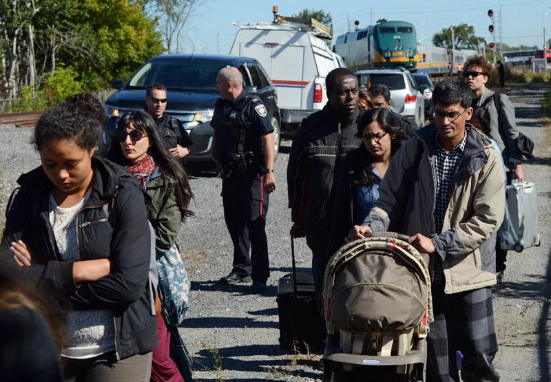 В Канаде двухэтажный автобус протаранил пассажирский поезд - ОБНОВЛЕНО - ФОТО - ВИДЕО