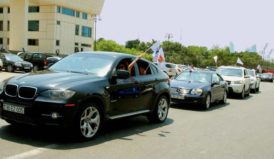 Участницы конкурса "Мисс Азербайджан 2012" порезвились на автомобилях – ФОТО
